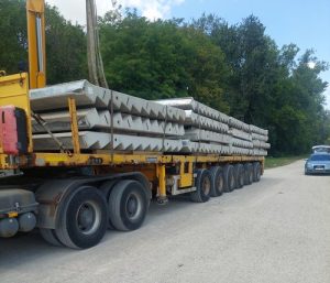 A horgászegyesület helyi vállalkozók segítségével lépcsőket épít az öbölben