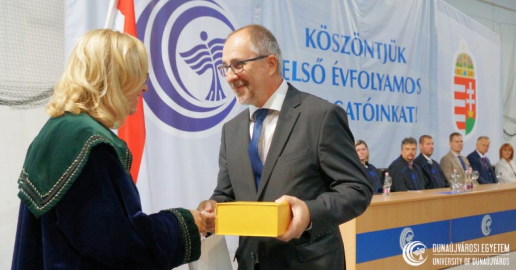 Dunaújvárosi Egyetem: aranydiplomák és HASIT-díjak