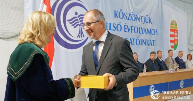 Dunaújvárosi Egyetem: aranydiplomák és HASIT-díjak