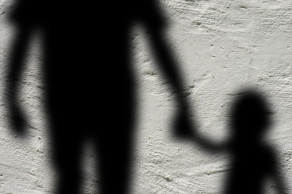Szexuálisan molesztálta és bántalmazta a kiskorú nevelt lányait – fellebbezett az ítélet ellen