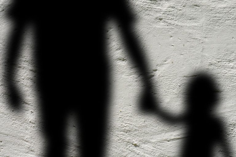 Szexuálisan molesztálta és bántalmazta a kiskorú nevelt lányait – fellebbezett az ítélet ellen