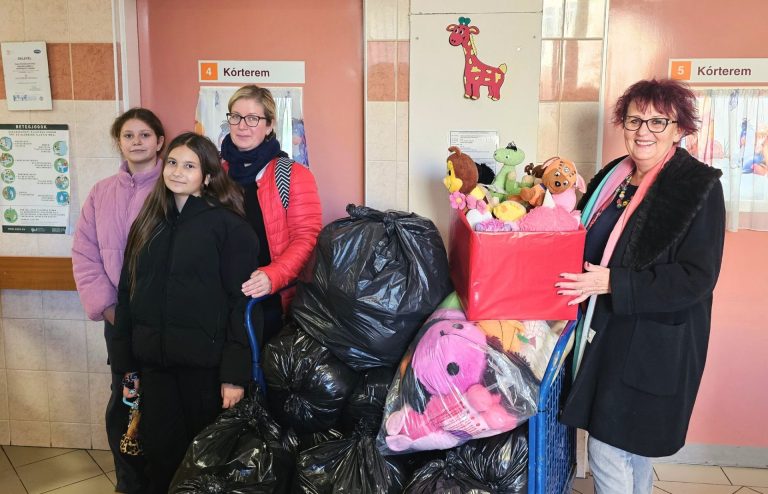 A gyerekektől a gyerekeknek – plüssöket ajándékoztak a mielőbbi gyógyulásért