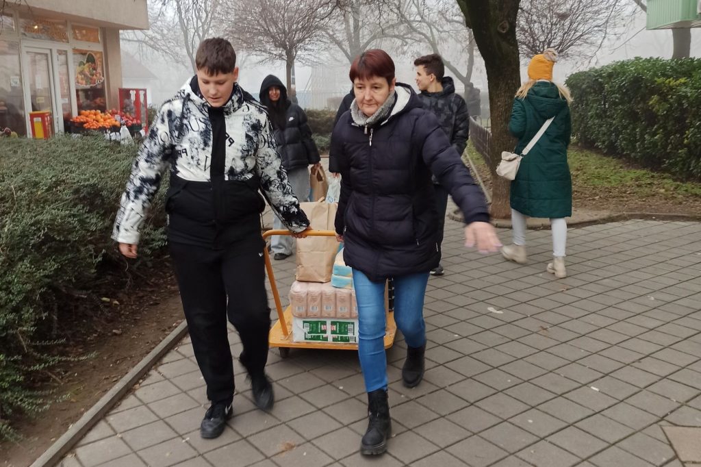 A Petőfi iskola angyalkái szebbé tették a rászoruló családok ünnepét