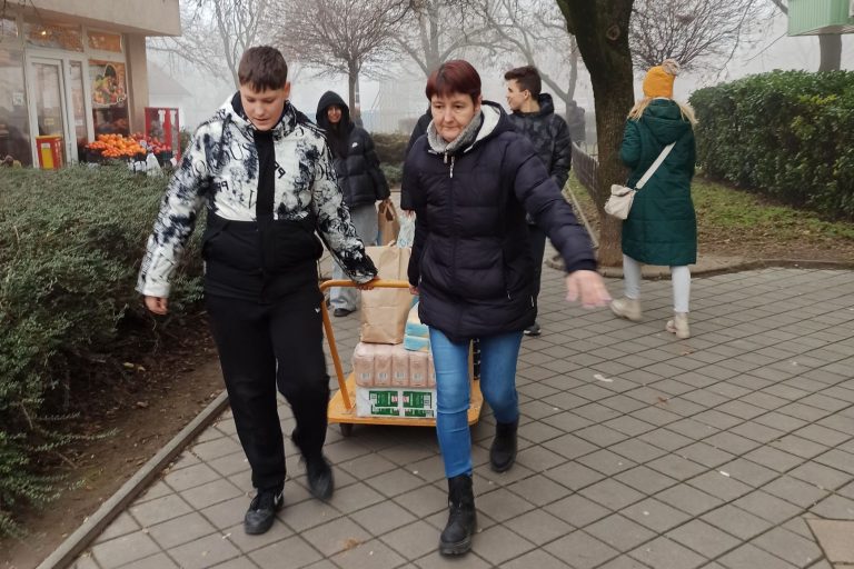 A Petőfi iskola angyalkái szebbé tették a rászoruló családok ünnepét
