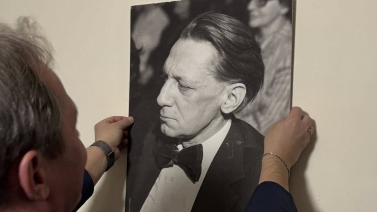 Őze Lajos eddig soha nem látott portréját adományozta a fia a színháznak
