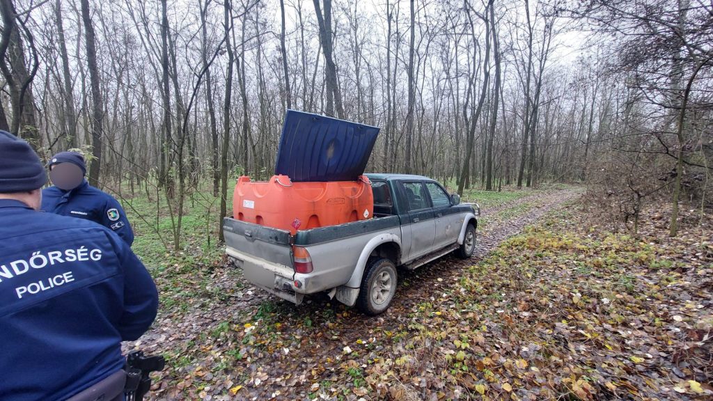 A saját főnöküket húzták le, a céges autóból csapolták az üzemanyagot
