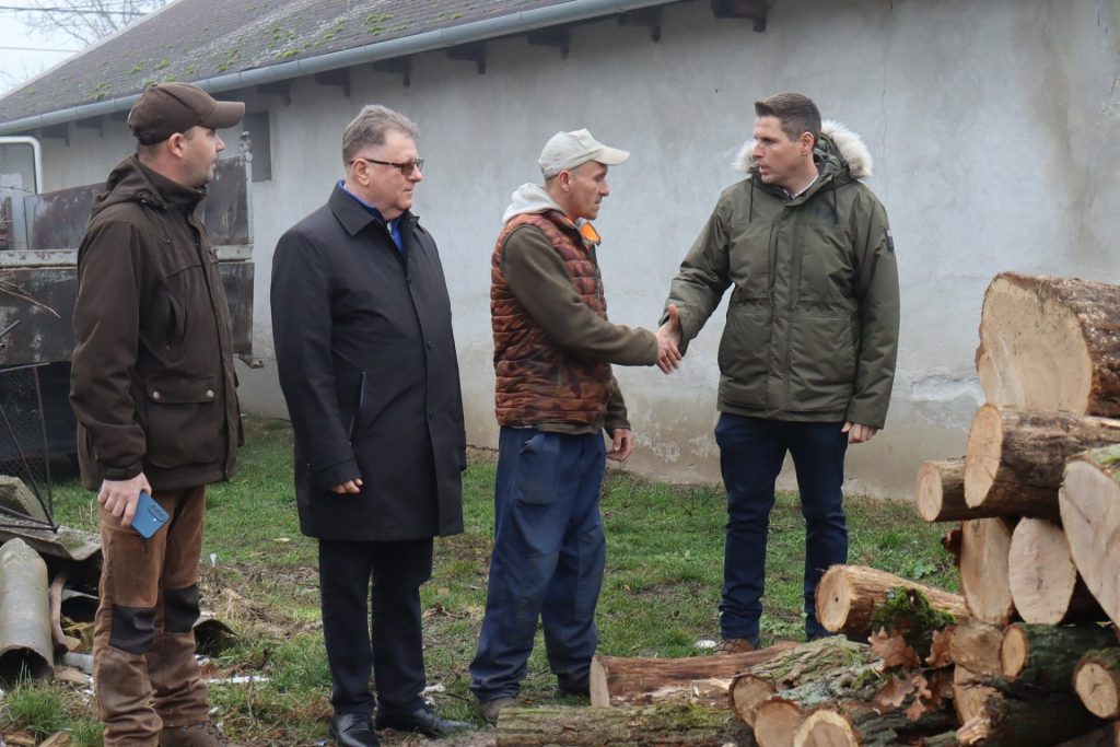 Tűzifa-adomány magánfelajánlásként, két család számára is