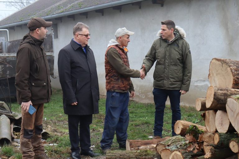 Tűzifa-adomány magánfelajánlásként, két család számára is