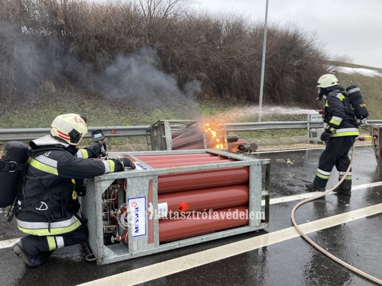 Gázpalackok gyulladtak ki az M6-oson: nézze meg a helyszíni képeket!