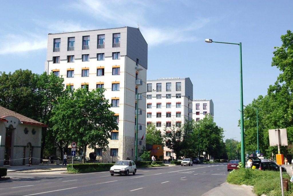 A támogatásból 17 mosógépet, 30 hűtőt, 23 mikrót is vásárolhattak a kollégiumba