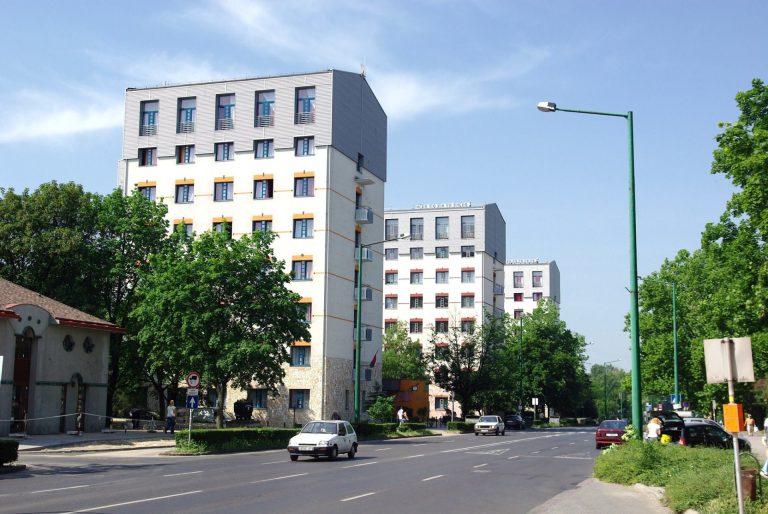 A támogatásból 17 mosógépet, 30 hűtőt, 23 mikrót is vásárolhattak a kollégiumba