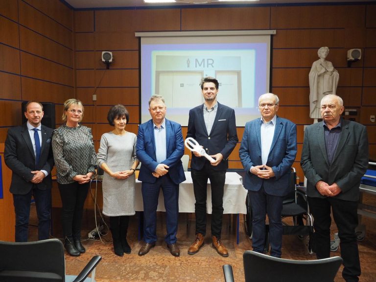 A rácalmási önkormányzat segítségével MR-kompatibilis eszközöket kapott a kórház