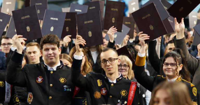 Dunaújvárosi Egyetem: elismerések és ösztöndíjak az ünnepségen
