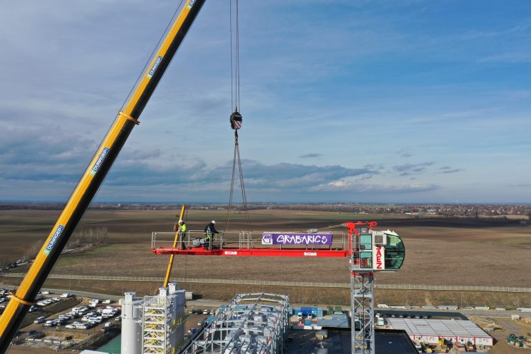 Grabarics: naponta mintegy ezren dolgoznak a Hankook bővítésén