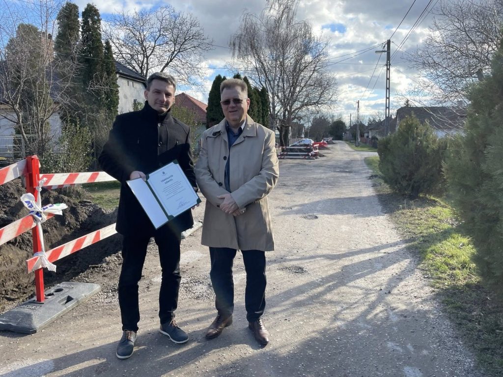 Pusztaszabolcs: támogatás aszfaltozásra és járdafelújításra