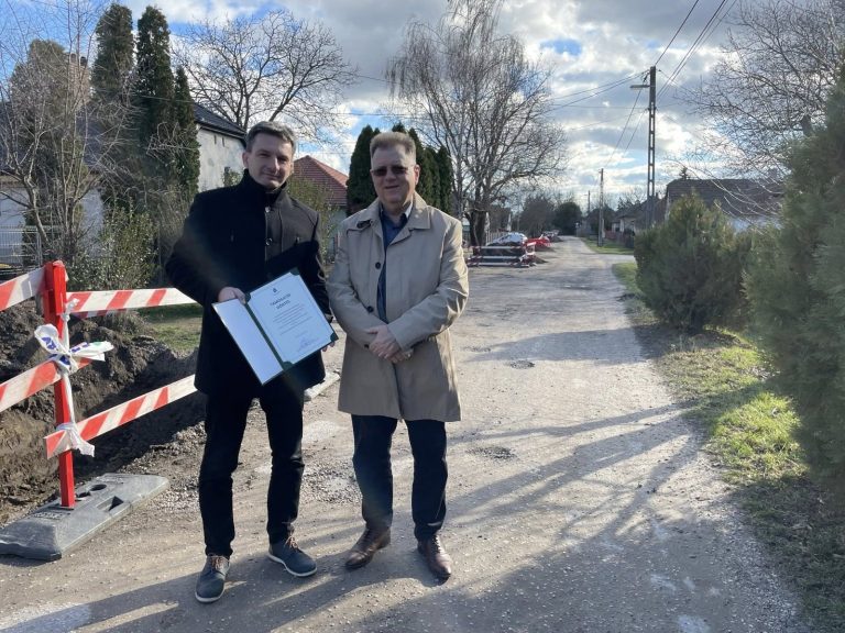 Pusztaszabolcs: támogatás aszfaltozásra és járdafelújításra