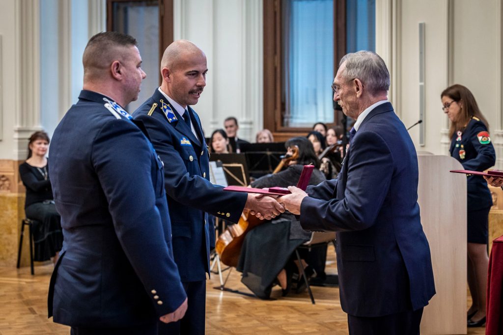 Bátorság Érdemjelet adományoztak a hős mezőfalvi rendőröknek