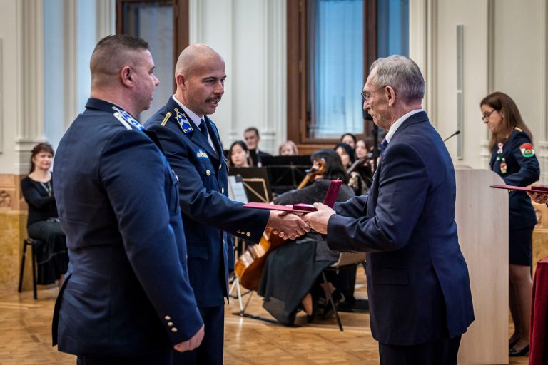 Bátorság Érdemjelet adományoztak a hős mezőfalvi rendőröknek