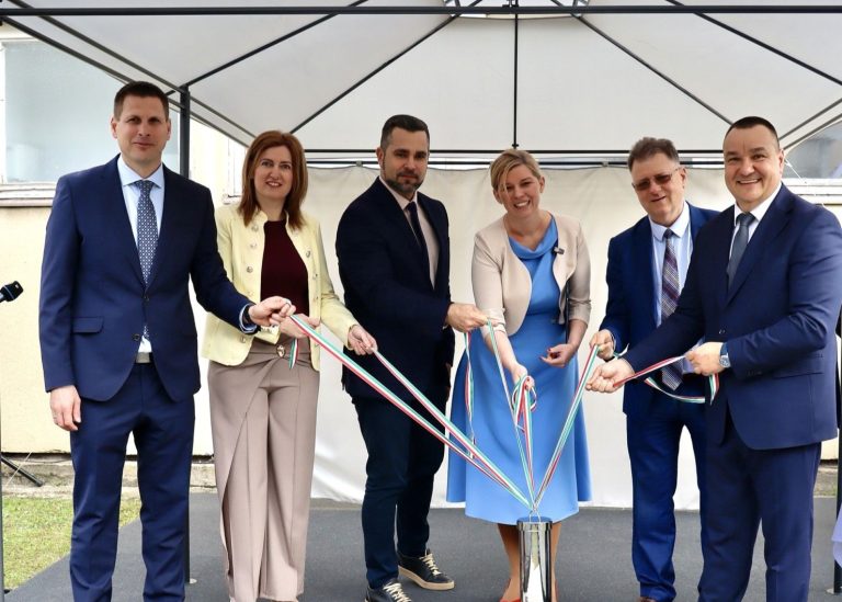 Tudásközpont épül Dunaújvárosban: elhelyezték az időkapszulát