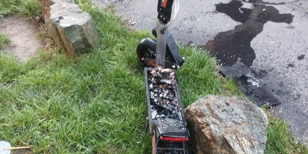 Katasztrófavédelem: ezt csináljuk, ha füstöl vagy kigyullad a lítiumos aksi!
