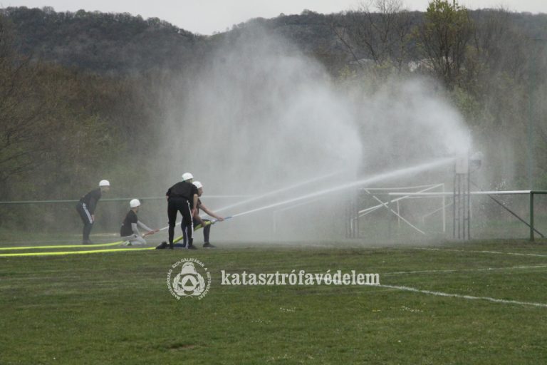Tűzoltók a pályán: kismotorfecskendő-szerelésben versenyeztek