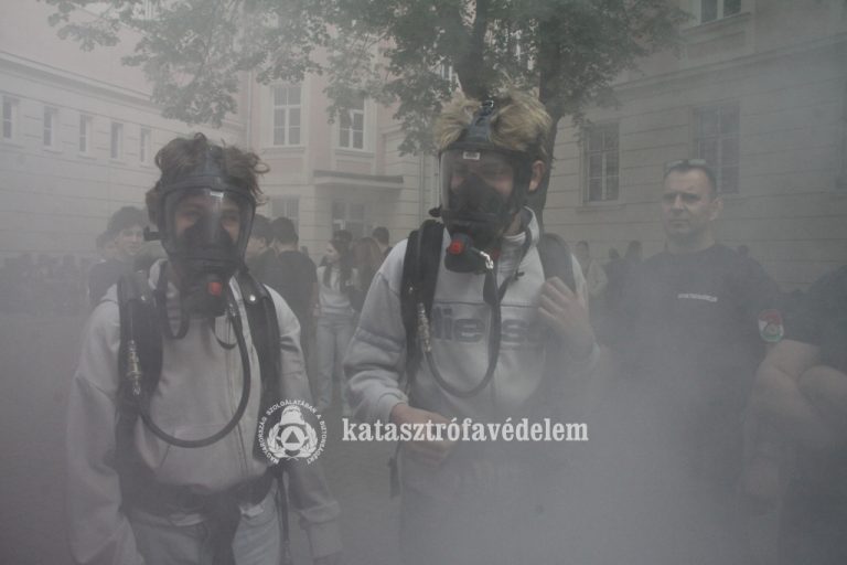 Katasztrófavédelem: tűzmegelőzési gyakorlatokkal várták a diákokat