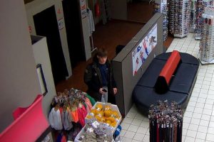 A rendőrség lopás miatt keresi – felismeri ezt a fiatalt?