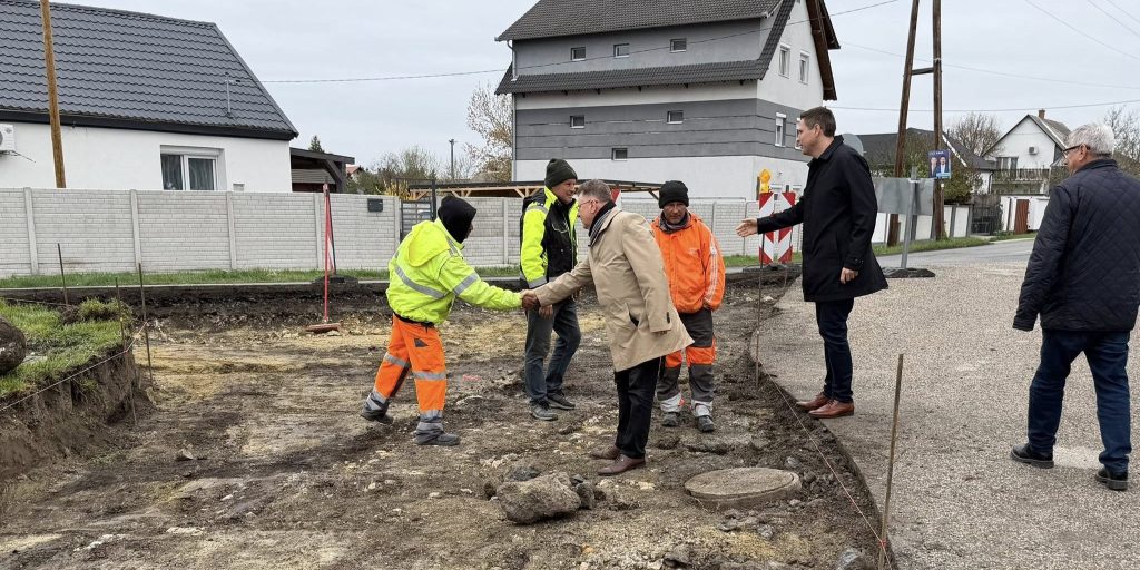 Mészáros Lajos: egymilliárd forintból újul meg Rácalmáson és Adonyban az átkelési szakasz