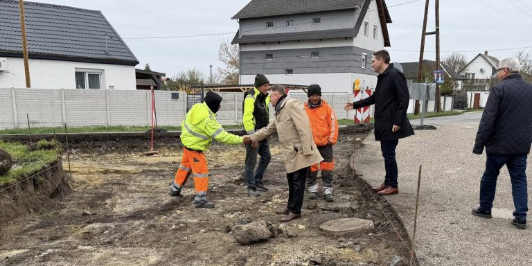 Mészáros Lajos: egymilliárd forintból újul meg Rácalmáson és Adonyban az átkelési szakasz