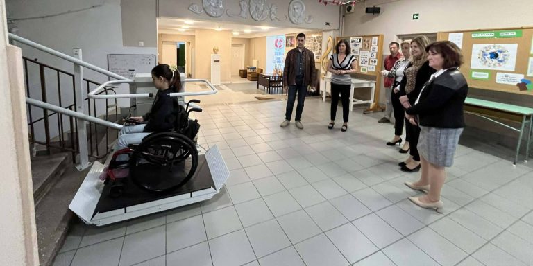 Móricz iskola: lépcsőliftet építettek ki kerekesszékes tanulójuk számára