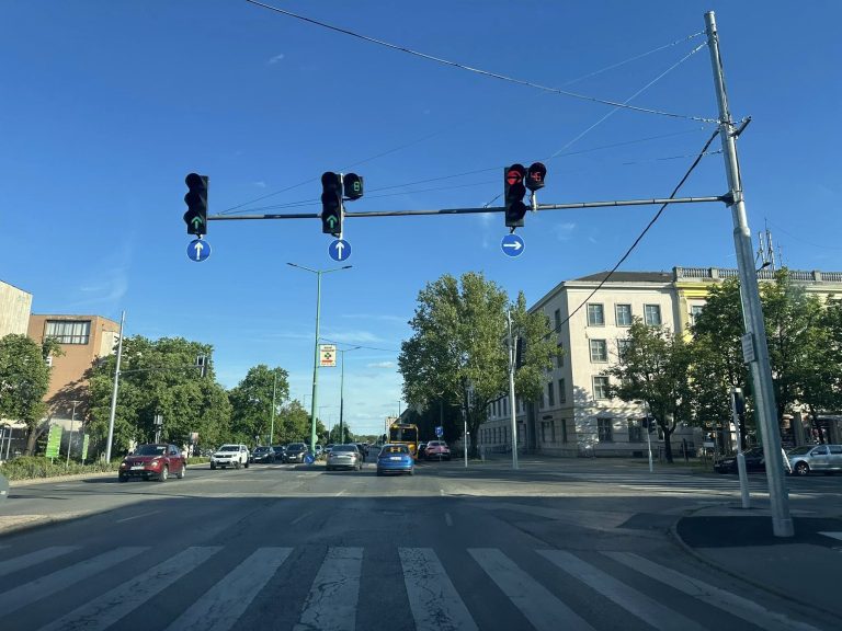 Ismét működnek a visszaszámláló kijelzők a Városháza tér és a Dózsa György út kereszteződésében