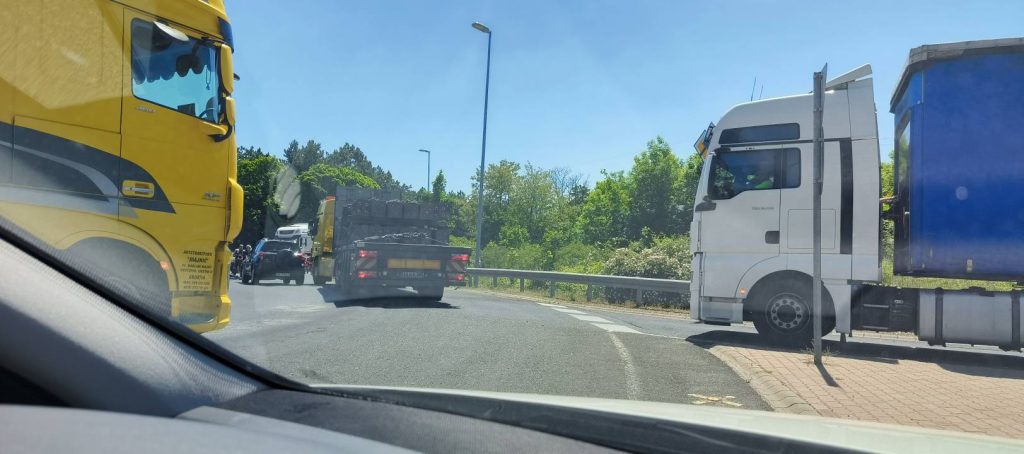 Baleset történt Dunaújvárosban, teljes útzár a 6-os főúton
