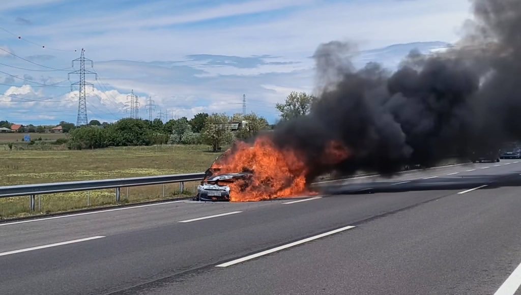 Teljesen kiégett egy autó az M6-oson Ráckeresztúr közelében ma délután