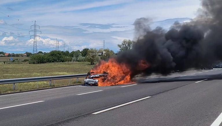 Teljesen kiégett egy autó az M6-oson Ráckeresztúr közelében ma délután
