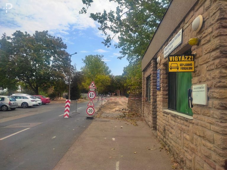 Látványosan halad a kórház mögött épülő új parkoló kialakítása